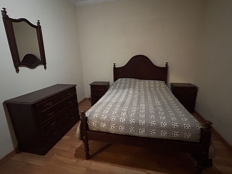 Mobiliário Quarto Casal (cama, mesas de cabeceira, cómoda e espelho)