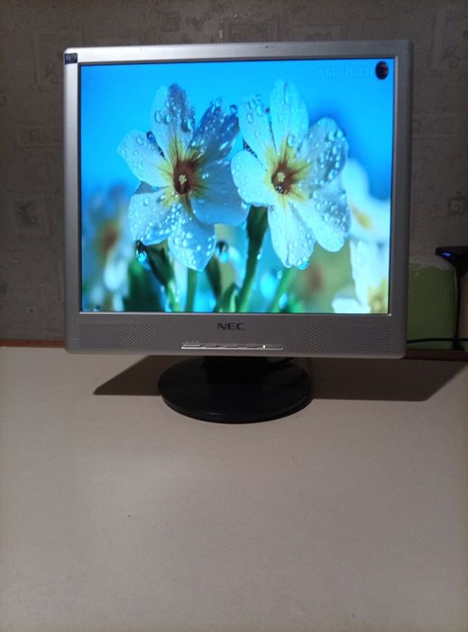 Монитор NEC 700p с колонками и кабелями