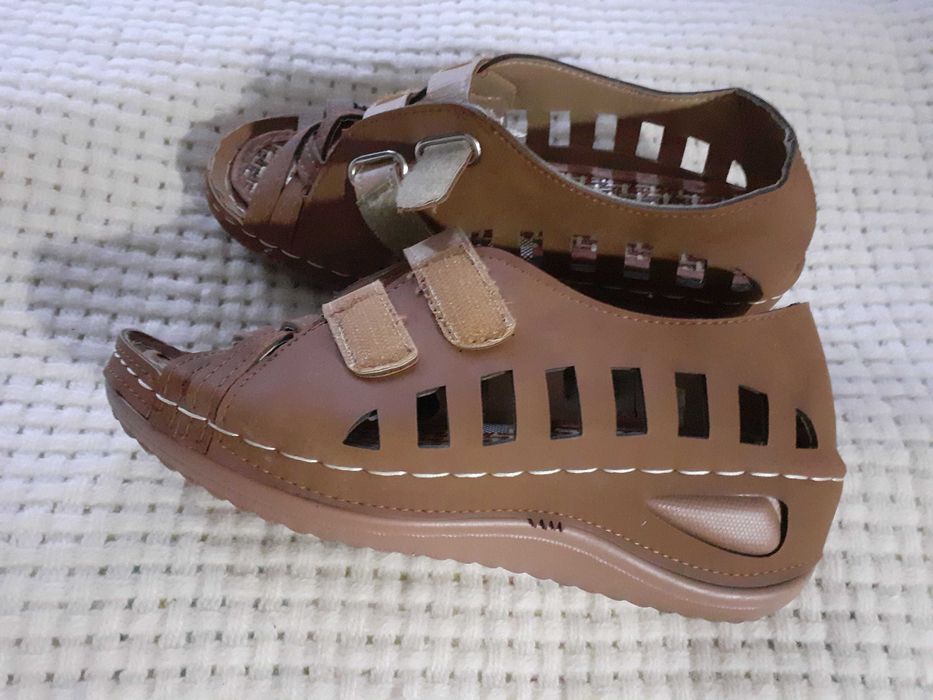 Женские босоножки в спортивном стиле