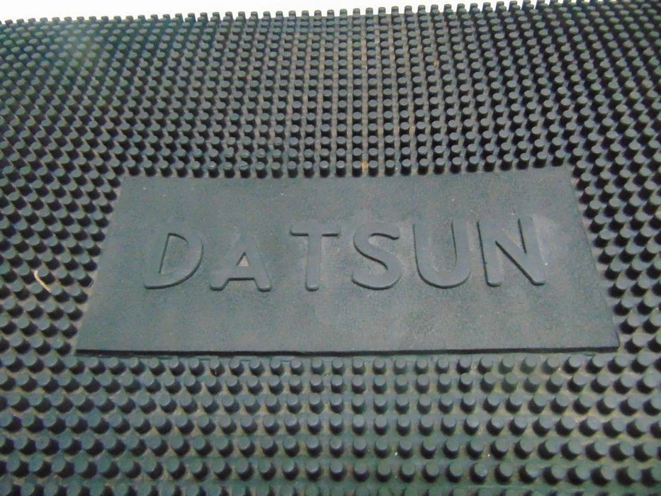 Datsun tapetes borracha 47x32 cm