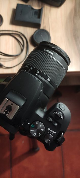 Máquina fotográfica Canon EOS 250D + objetiva + bolsa + tripé