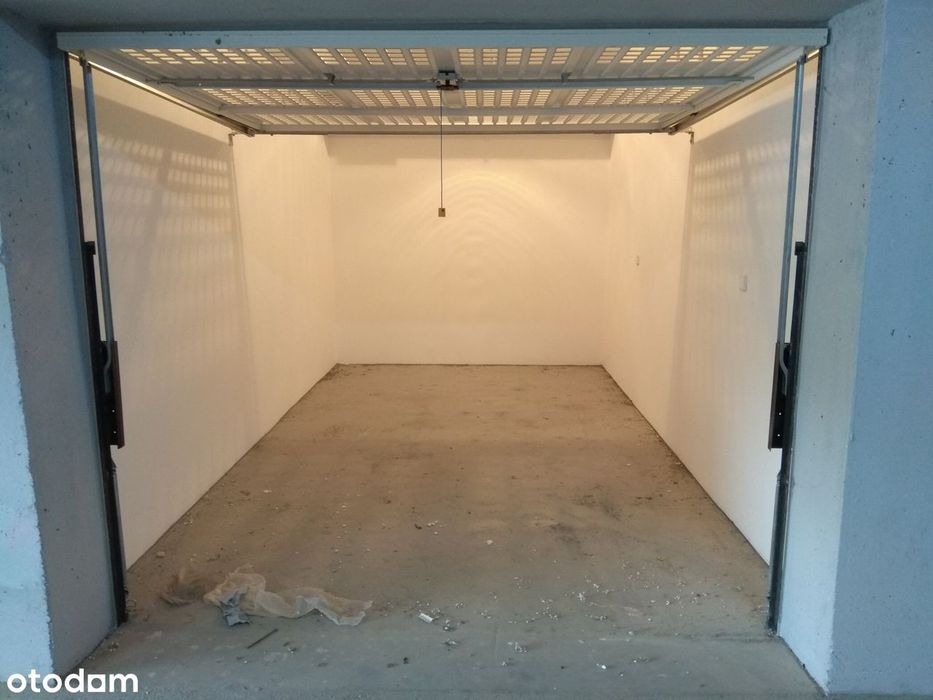 Sprzedam garaż zamykany ( brama)  w hali budynku Pl. J. Pawła II 108