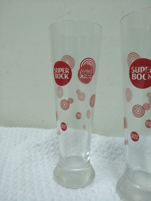 Variedade de copos antigos com publicidade para coleção