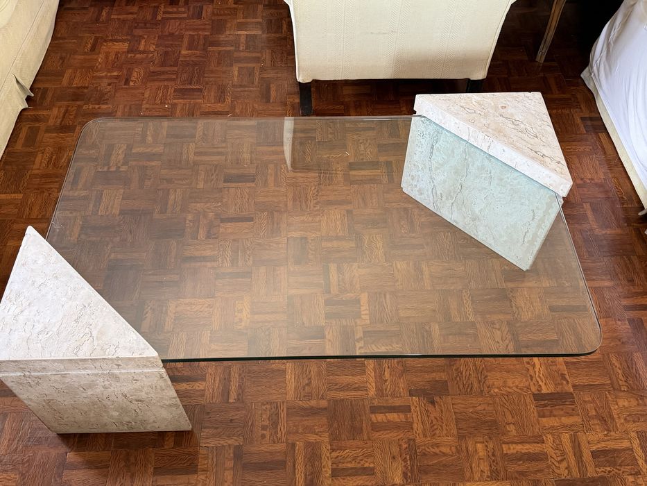 Mesa de centro de pedra e vidro