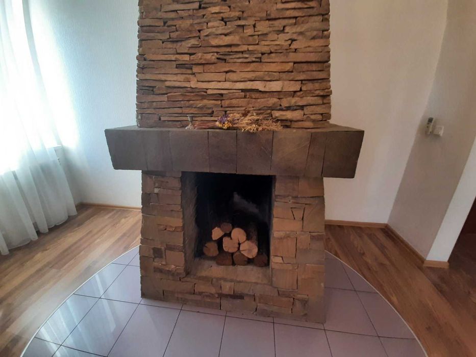 Киев. Дома 300 кв. Сауна. Джакузи. До 15 человек.