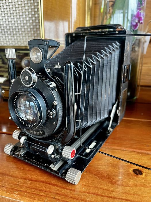 Antiga máquina fotográfica Voigtländer Berheil de grandes dimensões