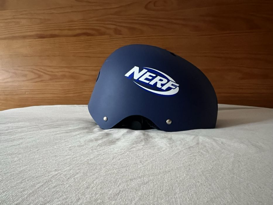 Skate e capacete Nerf