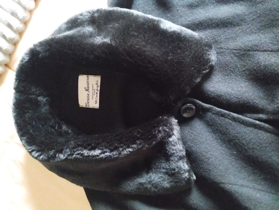 Capa preta com gola de pelo