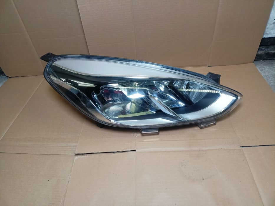 Ford Fiesta MK8 17- lampa prawy przód prawa przednia