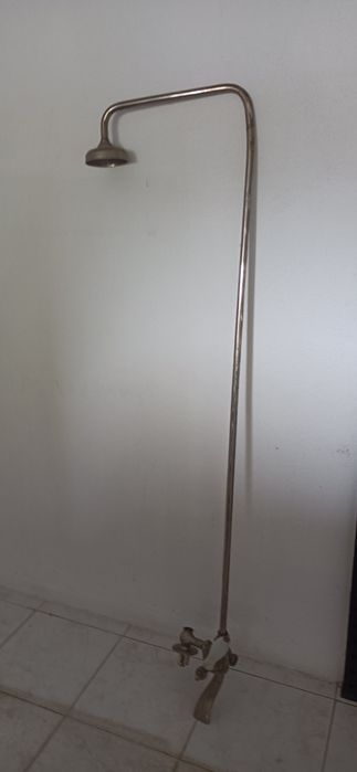 Torneira e chuveiro antigo