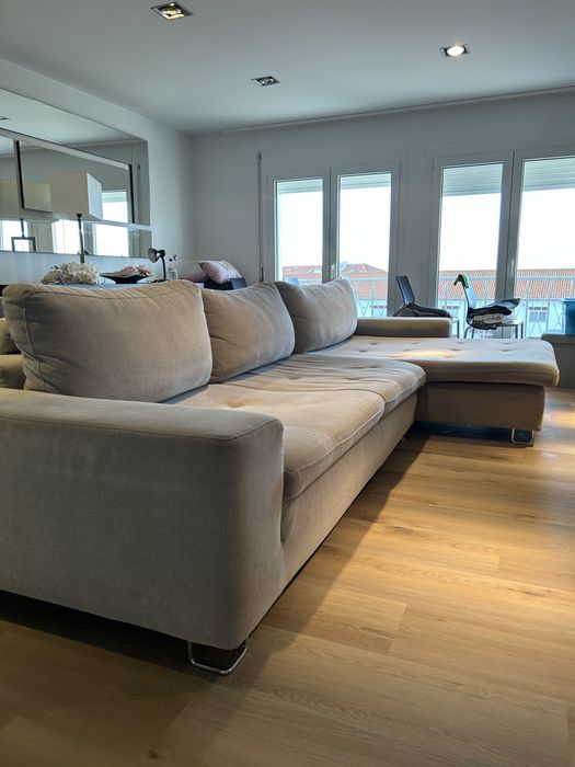 Sofá cor cinza com pés metálicos