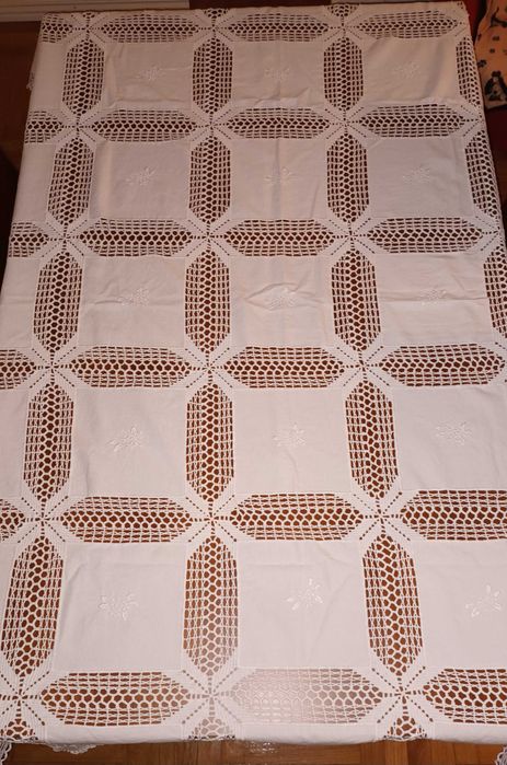 Toalha de mesa (linho, renda e bordado)