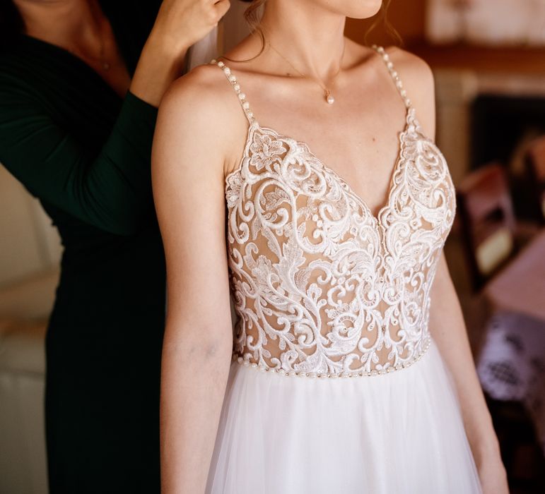 Suknia ślubna w literę A ze złotymi elementami