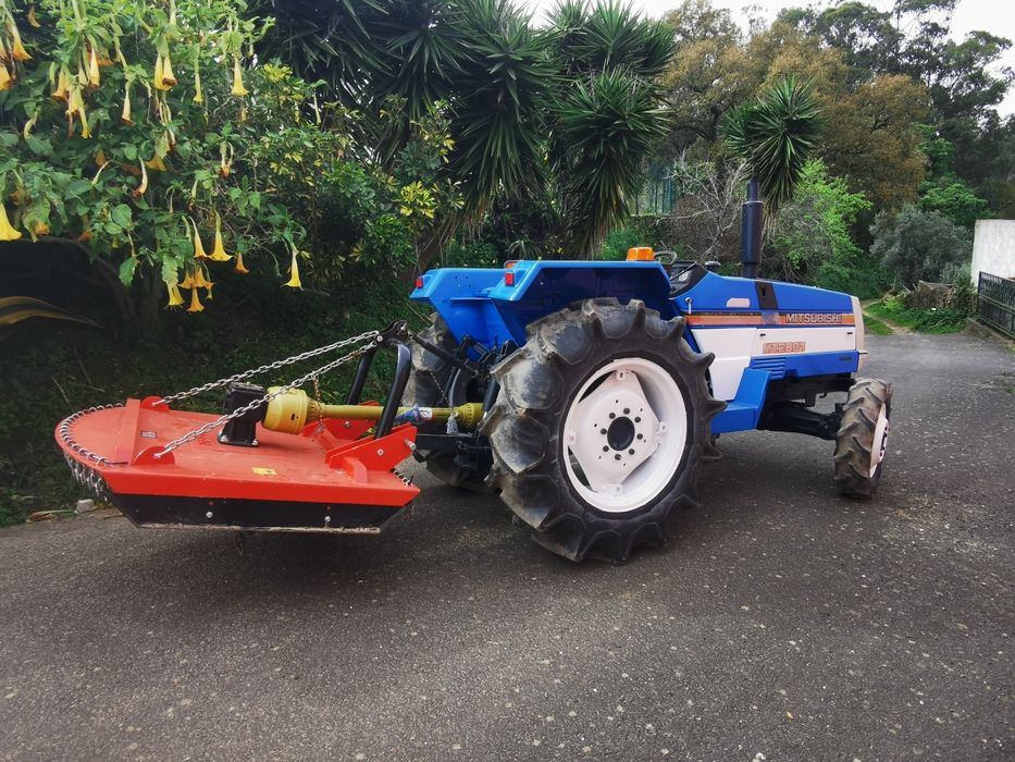 Aluguer / serviços de mini giratória e trator