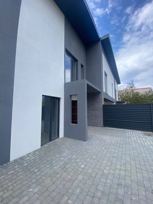 Цікавий, проект будинку на декілька входів для життя або бізнесу.