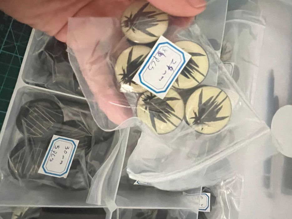 Caixa com set de piercings e plugs