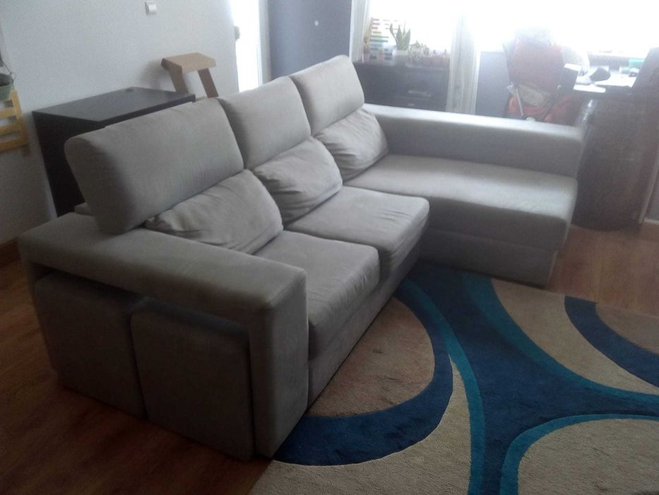 Sofá com chaise longue e dois bancos