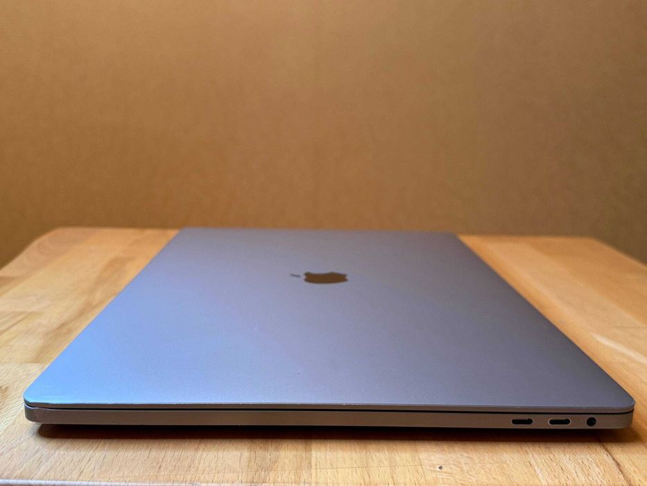 Macbook Pro 16 i9 16 gb ram 512 gb ssd space black