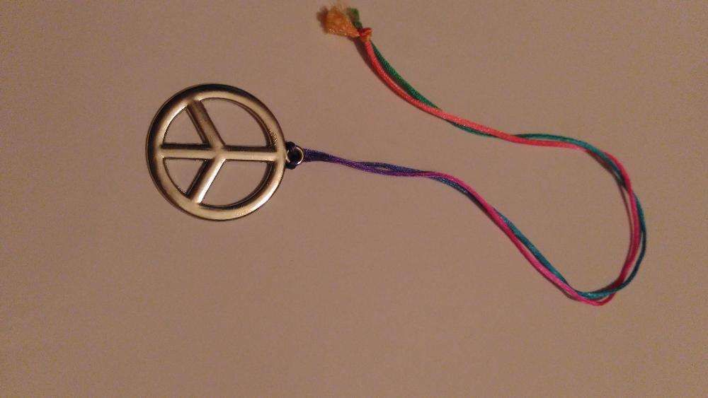 Colar unisexo com o símbolo da paz