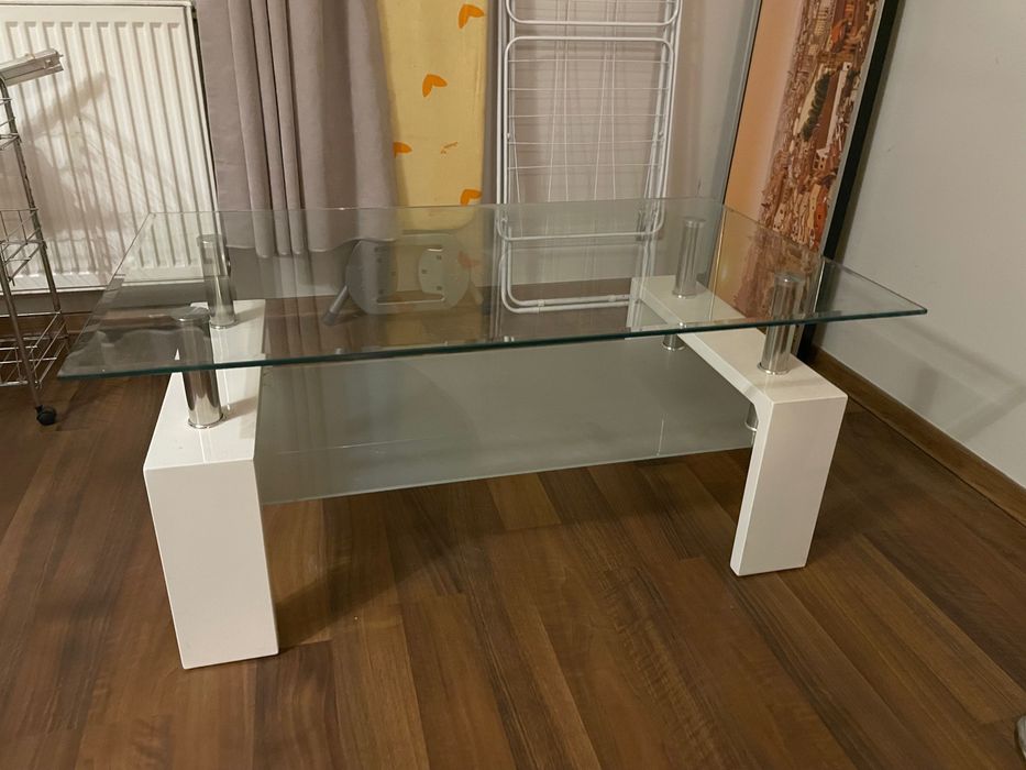 Stolik kawowy ze szklanym blatem