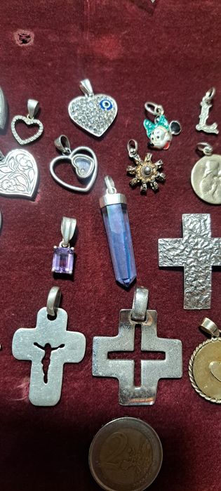 Pendentes em prata contrastada.