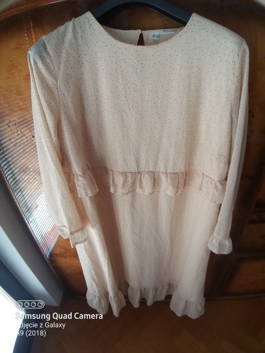 Letnia Kremowa sukienka w delikatne kropeczki.