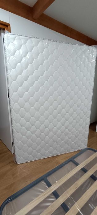 Colchão nunca usado bem como estrato nunca usado