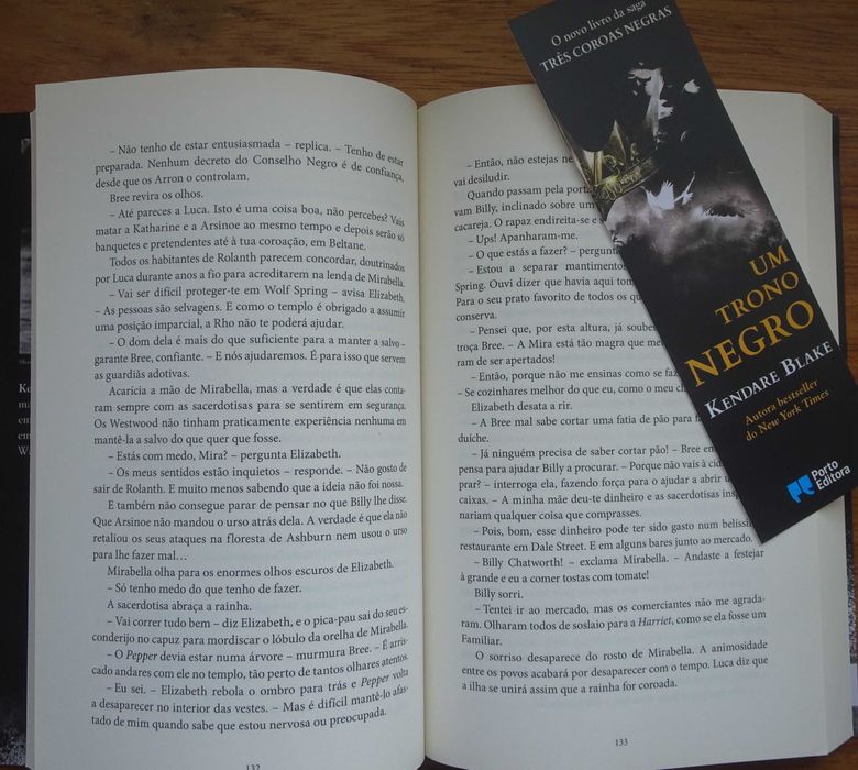 Um Trono Negro de Kendare Blake