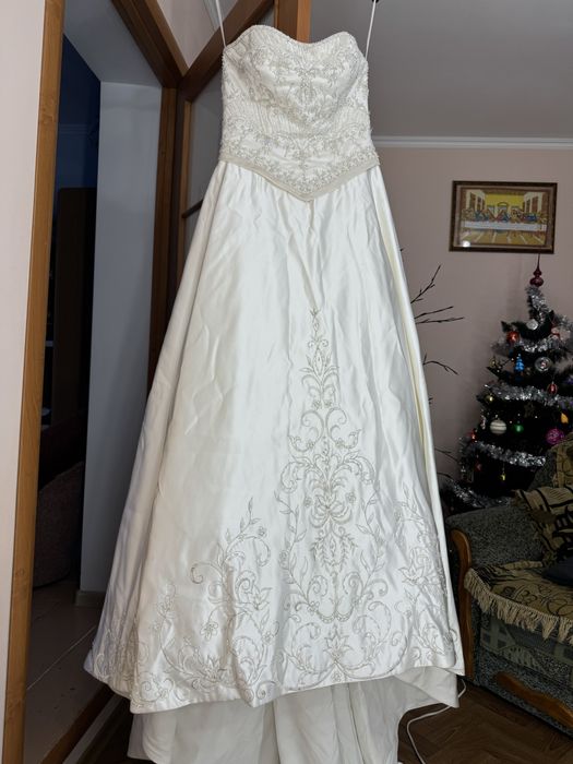 Весільна сукня з шлейфом , розмір м