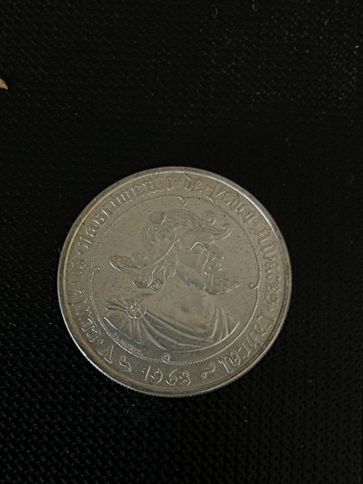 Moedas e notas variadas.