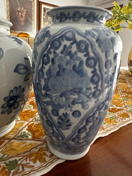 Jarras em louça azul