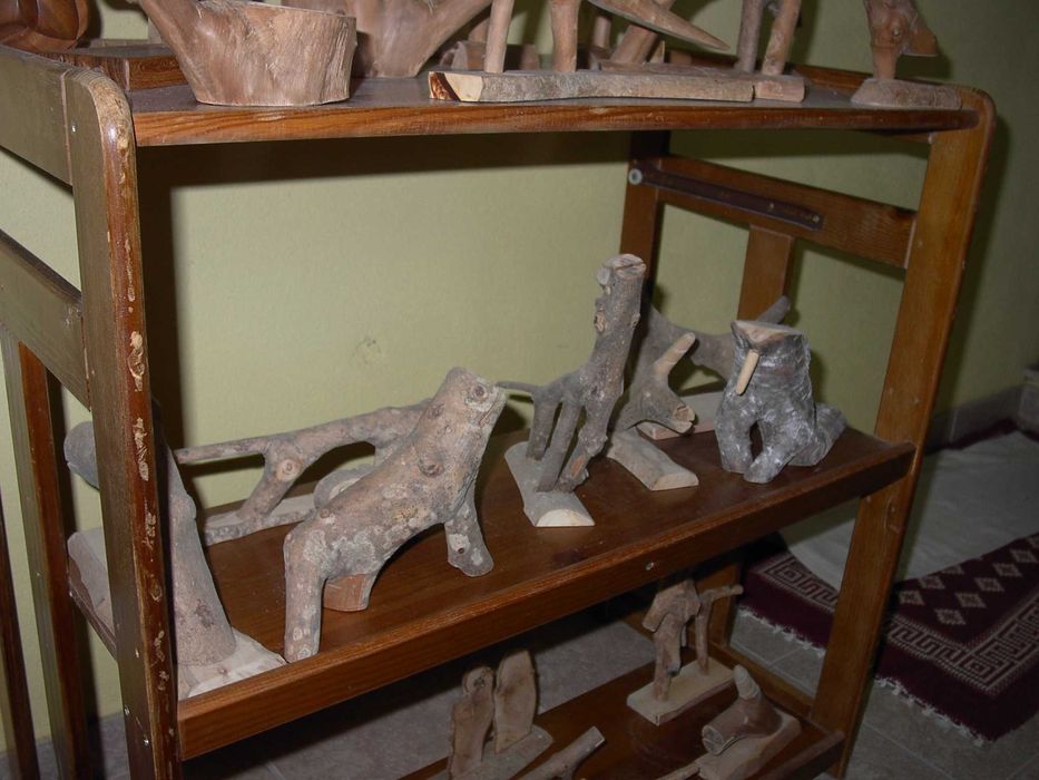 Esculturas em galho de árvore ao natural