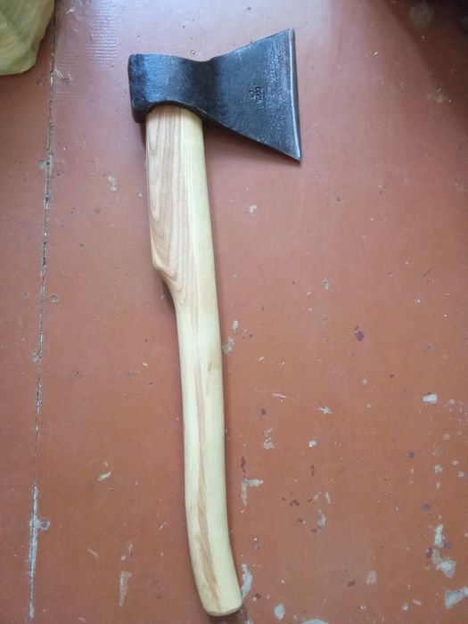 Топор новый  с новым топорищем тех времён