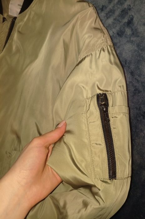 Жіноча куртка-бомбер