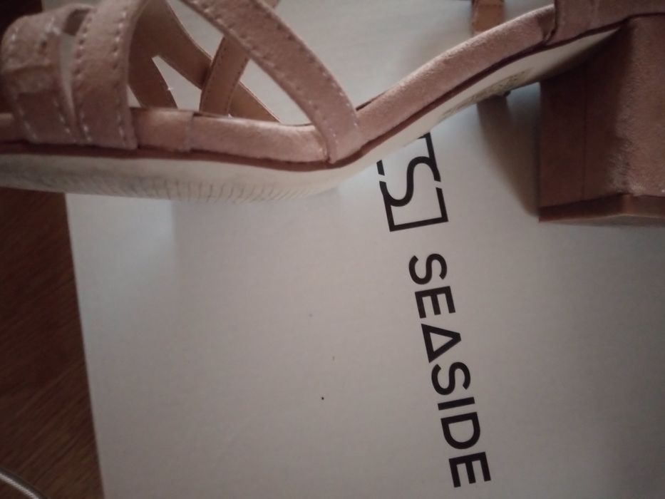 Sandália muito  elegante nude