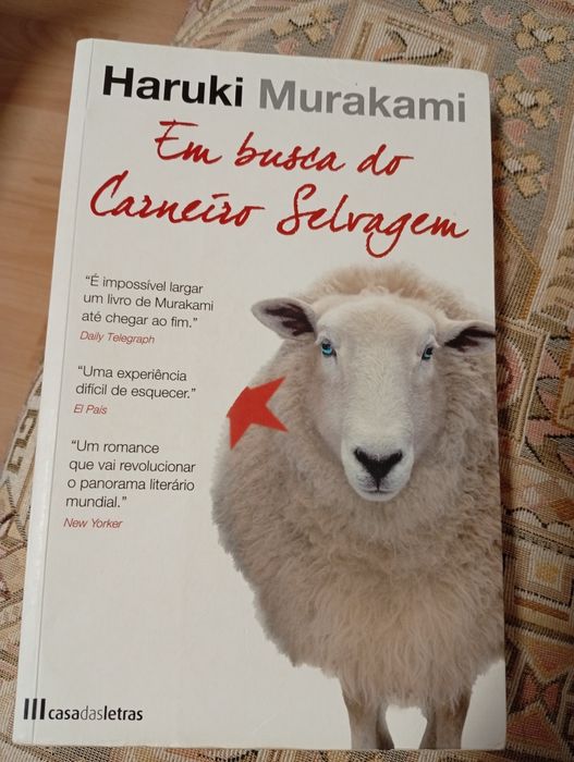 Vendo livro "Em busca do carneiro selvagem", de Haruki Murakami