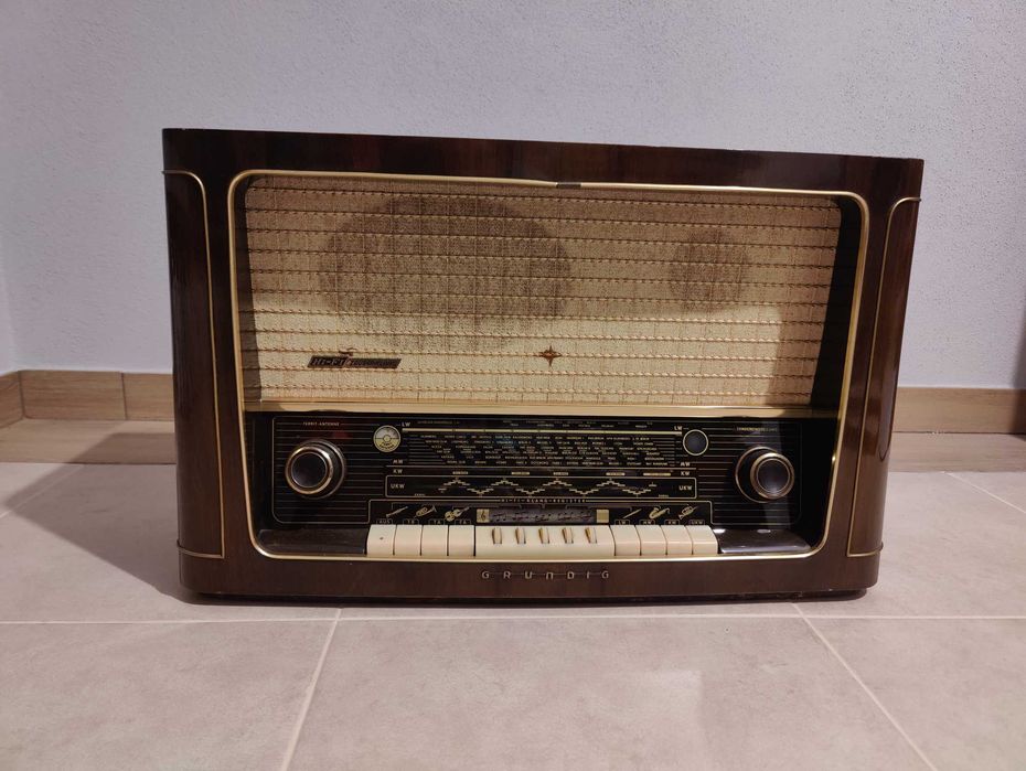 Rádio de coleção, marca GRUNDIG
