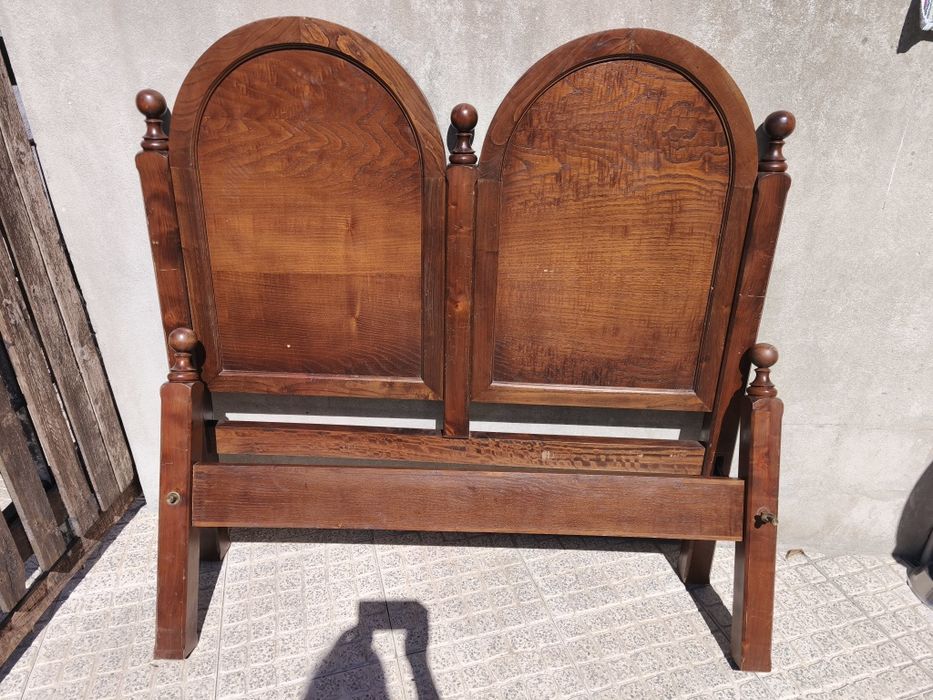 Cama de casal em madeira