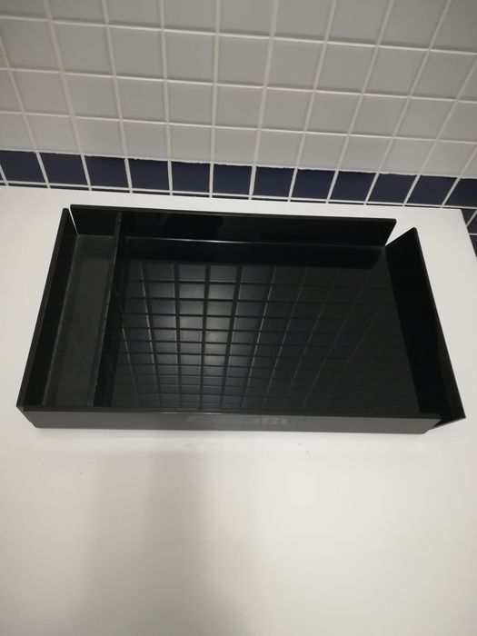 Tabuleiro acrílico preto e furador