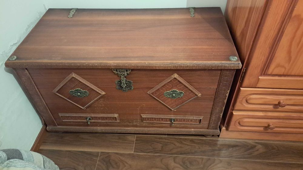 Vendo mesa sala, arca,armário gavetas