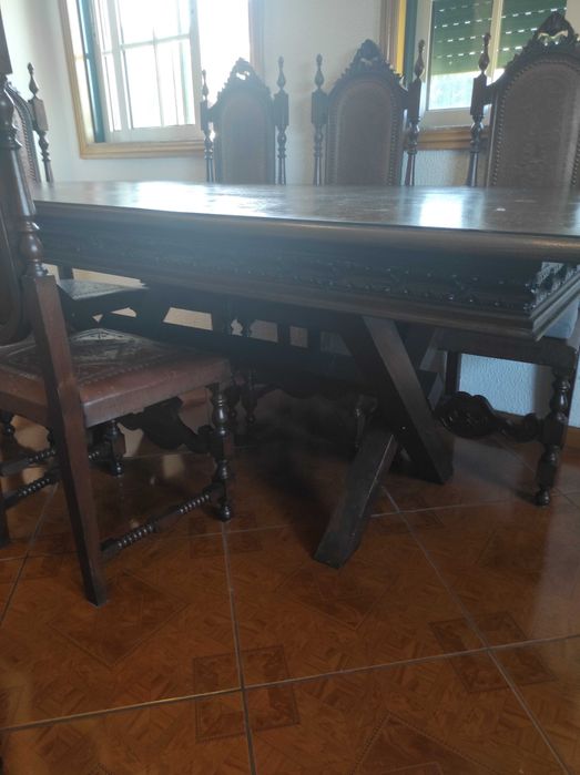 Mesa de jantar com 8 cadeiras