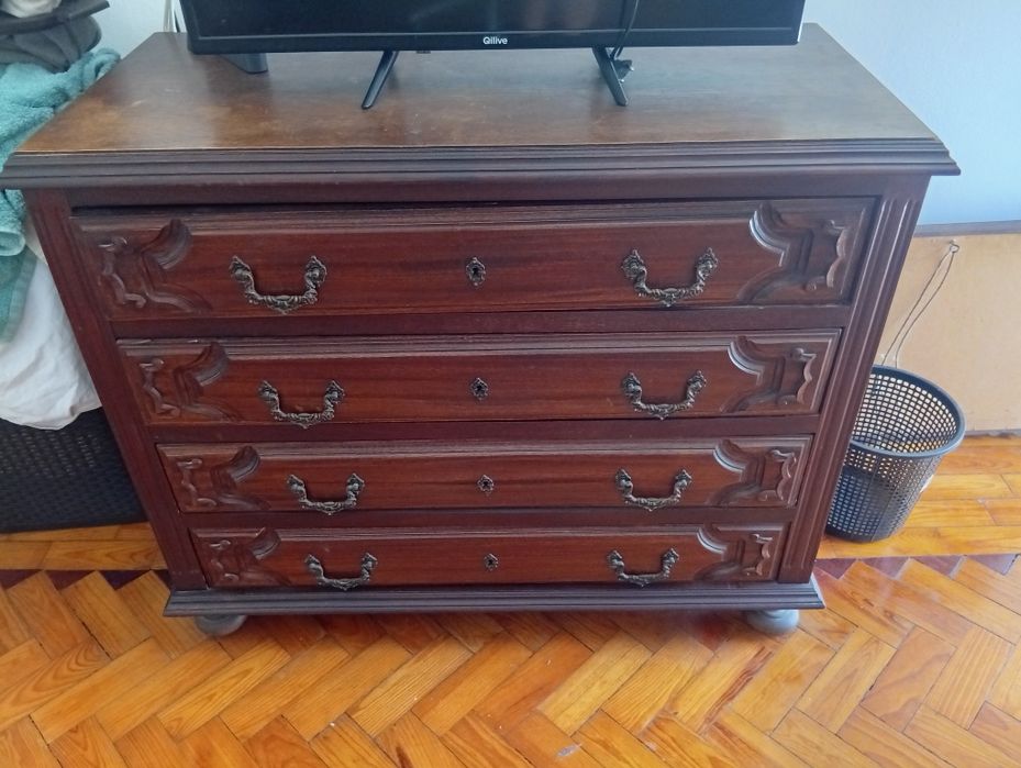 Cómoda  bem conservada
