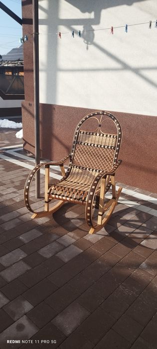 Крісло качалка з ротанга.