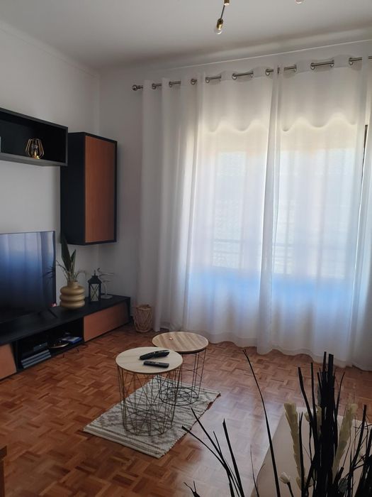 Vendo conjunto mobilia - mesa de jantar extensível + 3 módulos do conjunto