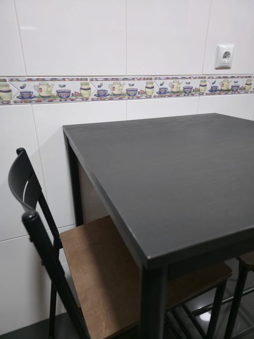 Mesa e cadeiras altas