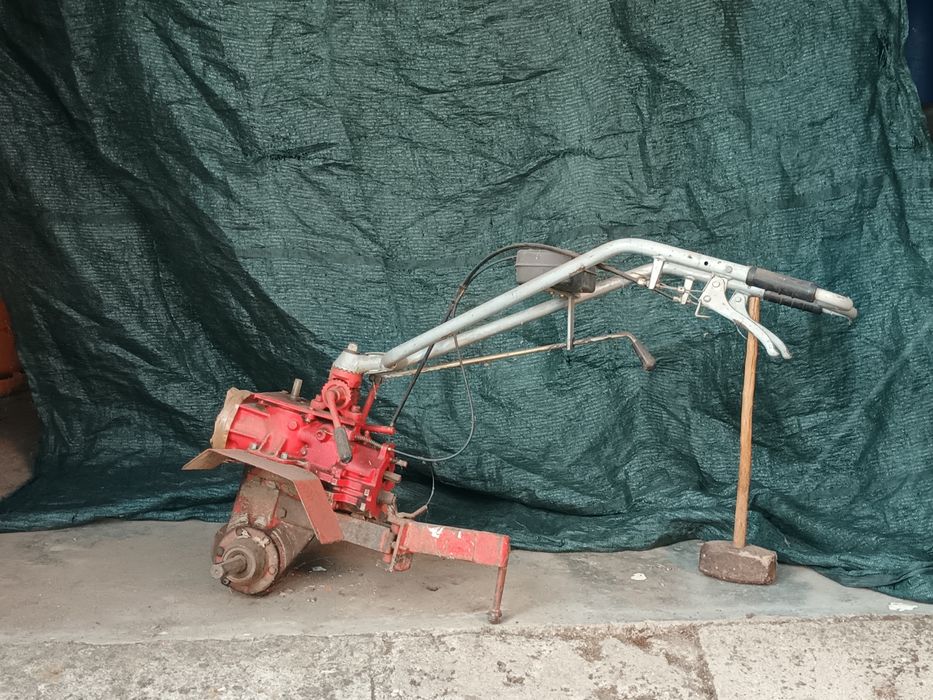 Várias alfaias e caixa de  transferências motoenxada