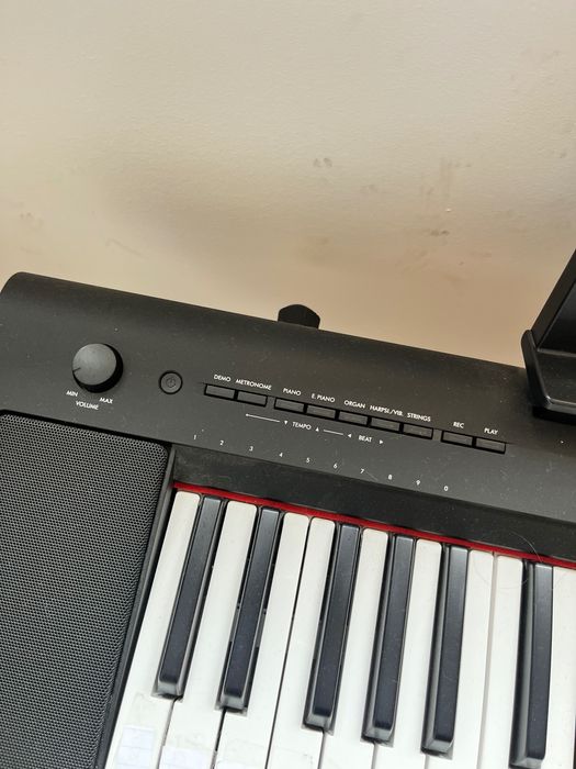 Piano digital portátil com suporte Yamaha