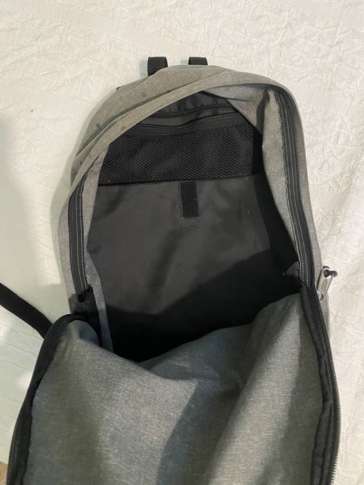 mochila eastpack cinzenta com bolinhas