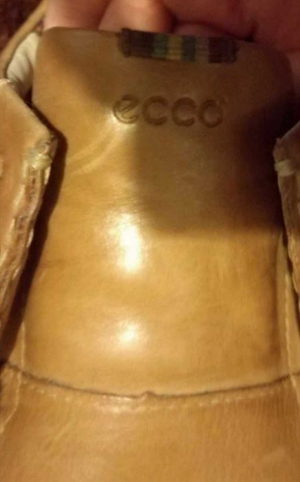 Sapatos castanhos, em pele
