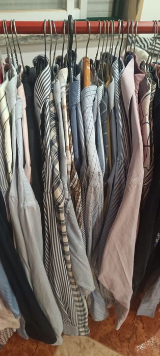 Camisas de vários tamanhos e marcas